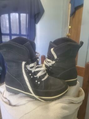 *SOREL 9.5* Sorel Black Lace-Up Winter Ankle Boots with White Trim